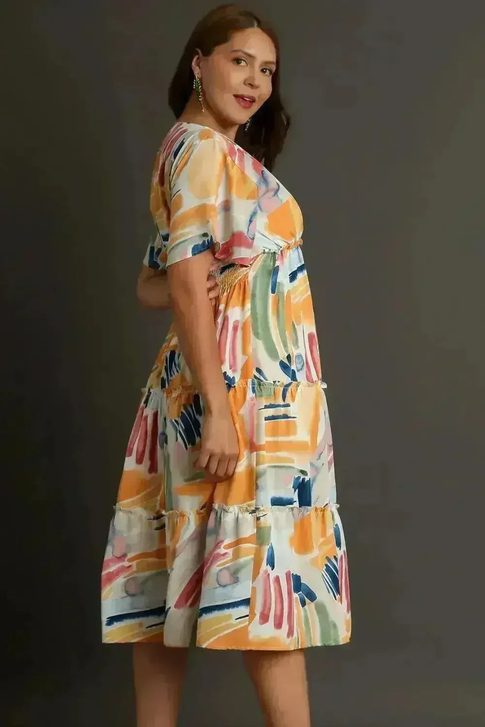 Robe mi-longue Umgee à imprimé abstrait – Manches volantées et volants étagés