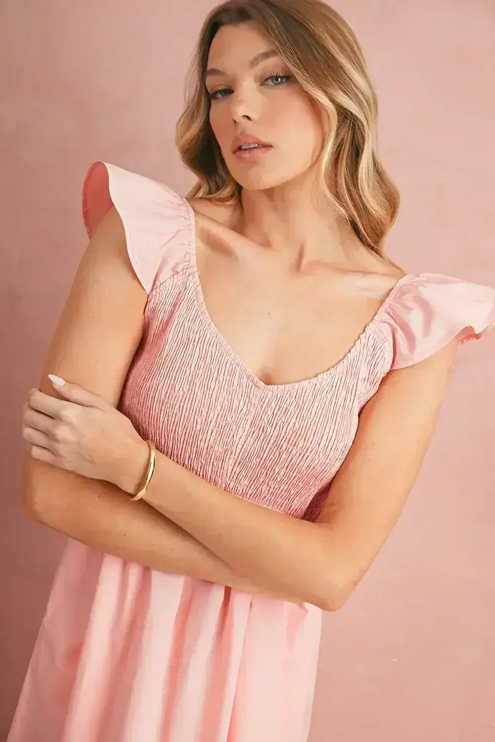 Robe longue noire à volants, col en V, taille haute et buste smocké
