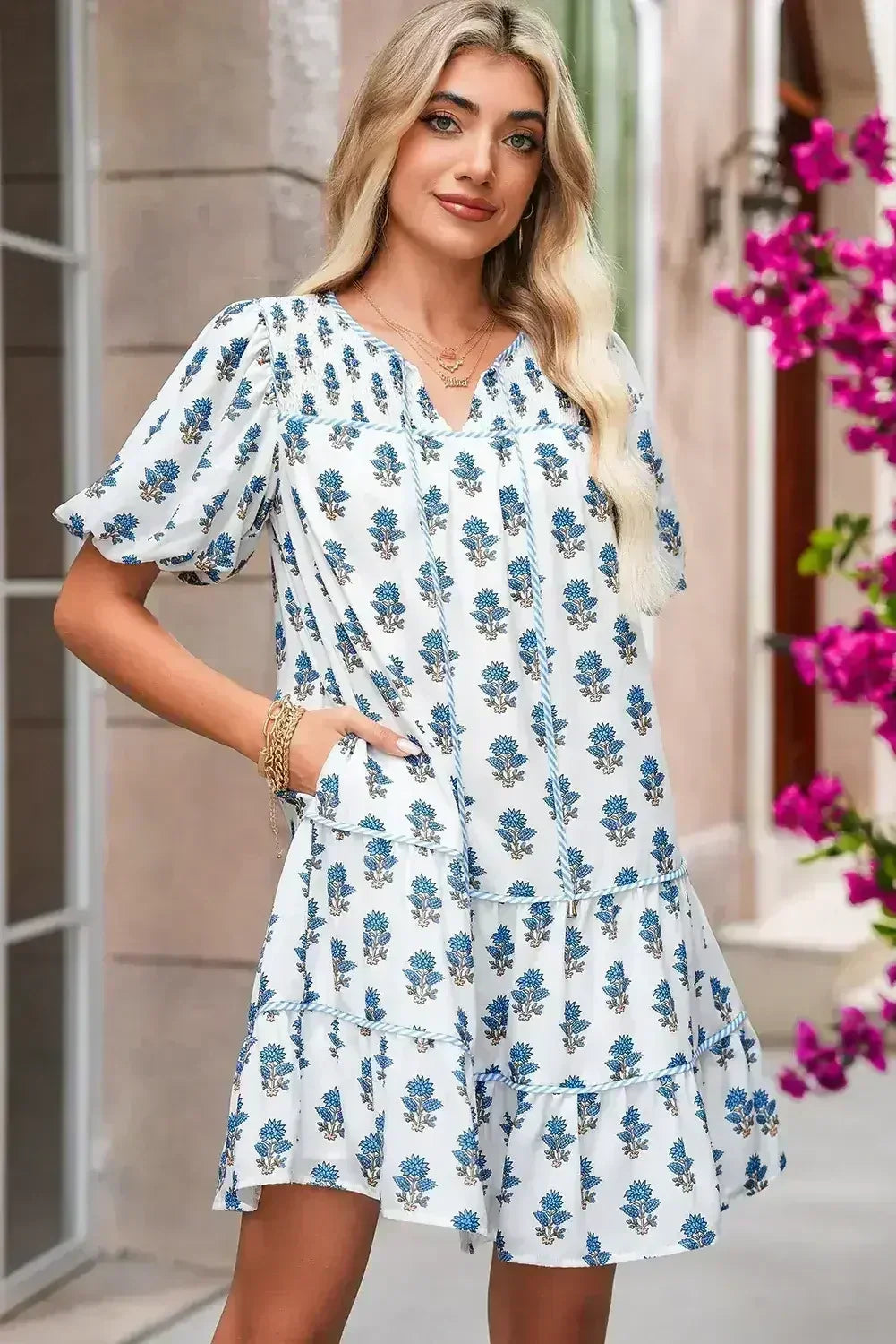 Mini-robe étagée à manches bouffantes et imprimé floral bleu ciel