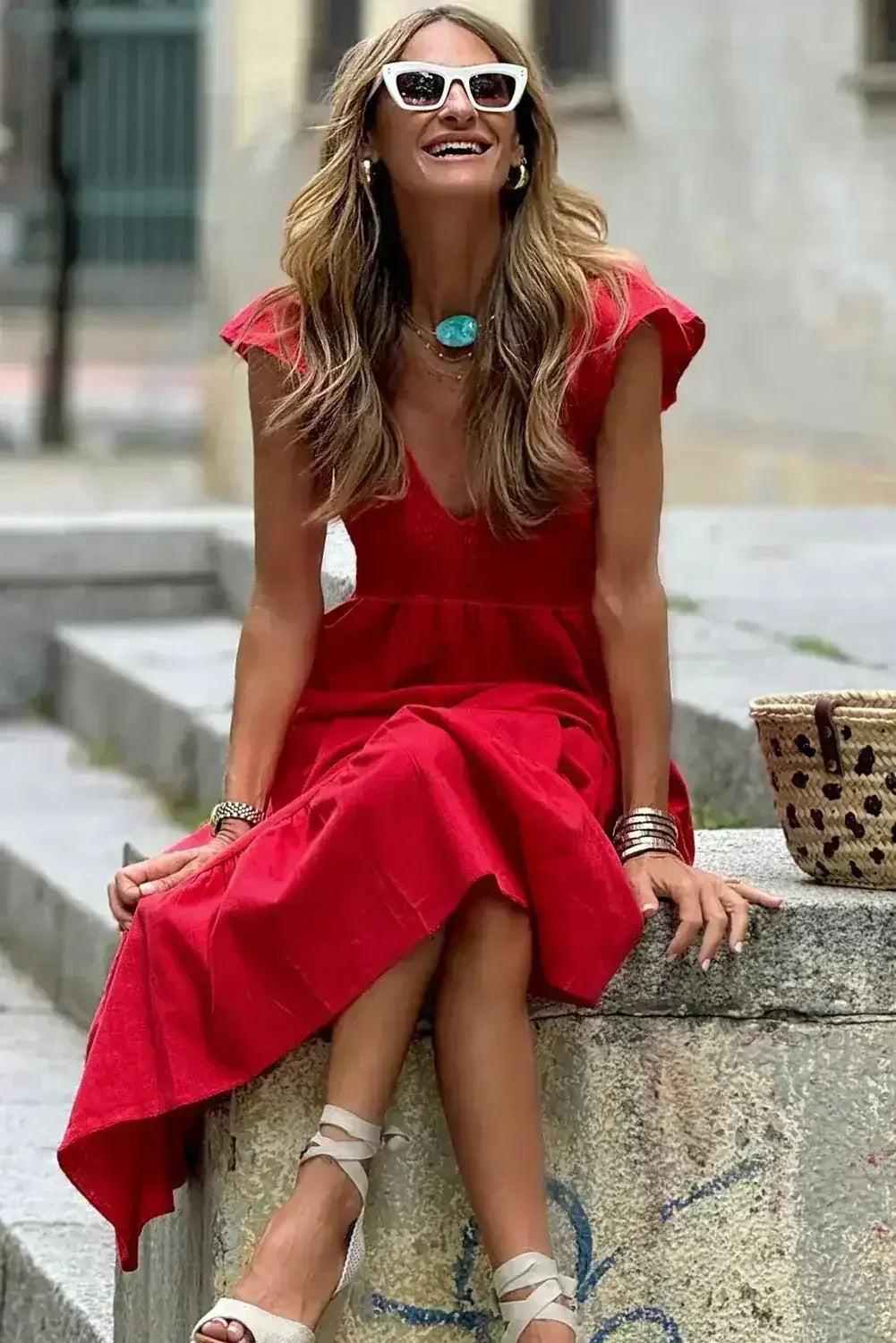 Robe longue noire à volants, col en V, taille haute et buste smocké