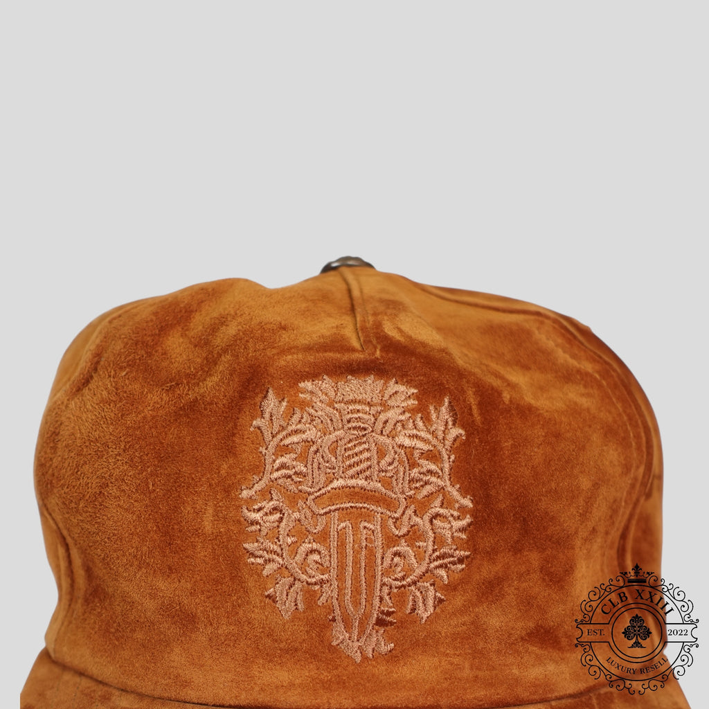 Chapeau Chrome Hearts en daim marron avec dague entrelacée