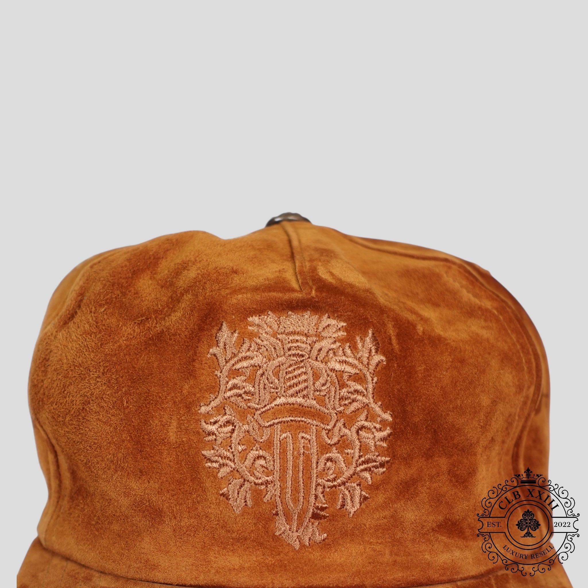 Chapeau Chrome Hearts en daim marron avec dague entrelacée