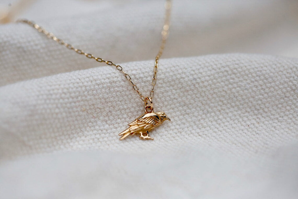 Collier Corbeau Doré – Pendentif Corbeau en Or Rempli 14k sur Chaîne de 40 cm