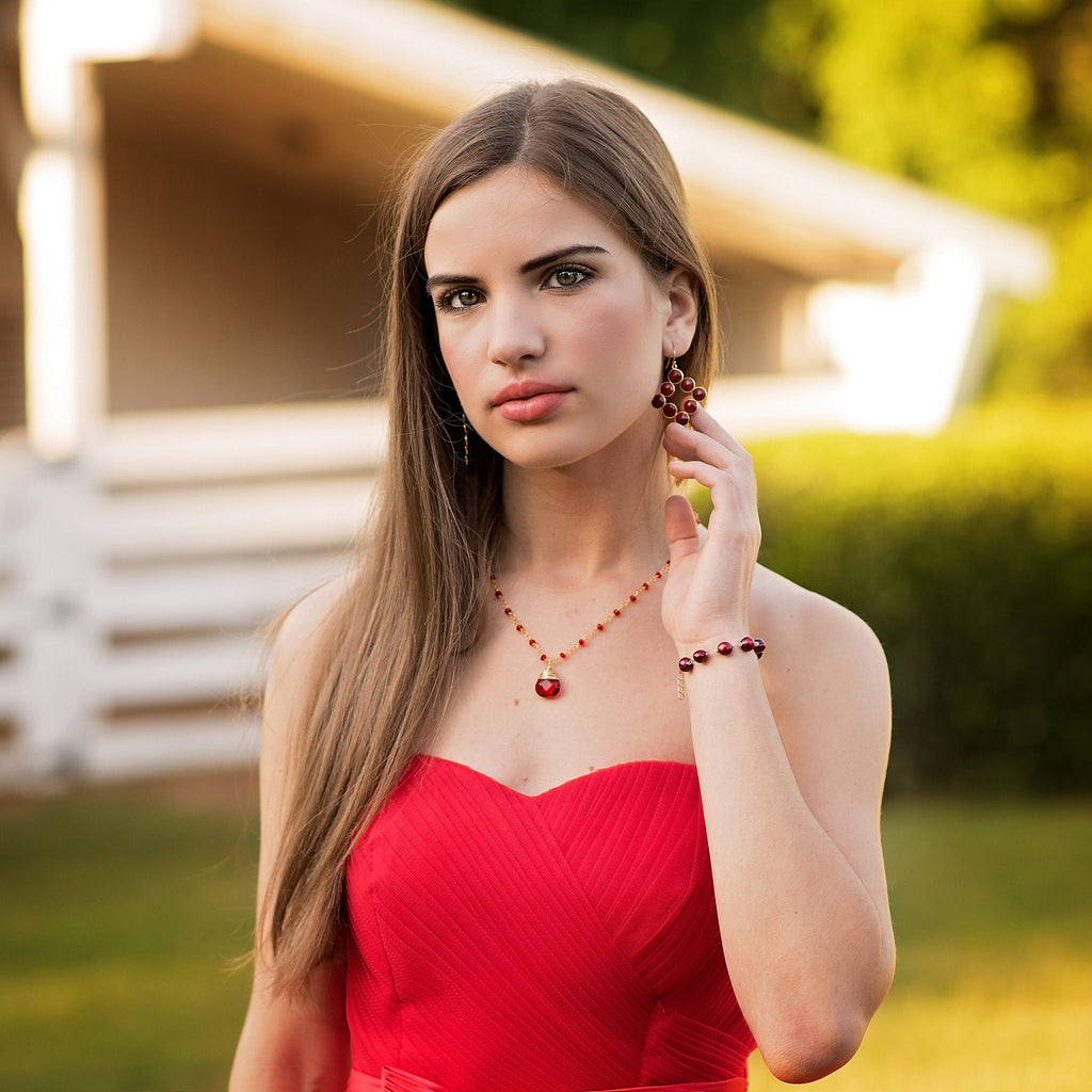 Collier pendentif en verre rouge – Laiton plaqué or, 45,7 cm