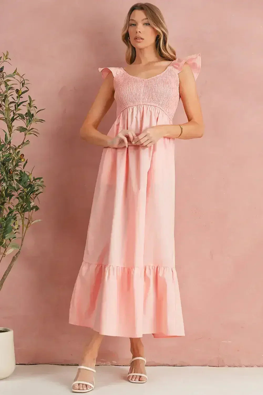 Robe longue noire à volants, col en V, taille haute et buste smocké