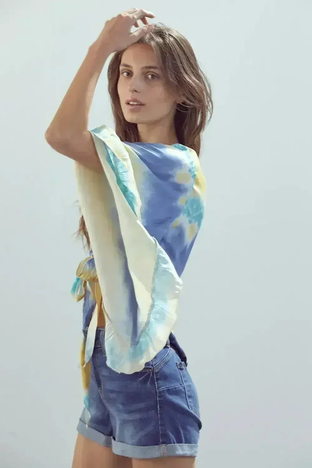 Crop top Tie-Dye à Manches Cloche – Manches Fluides et Design Élégant