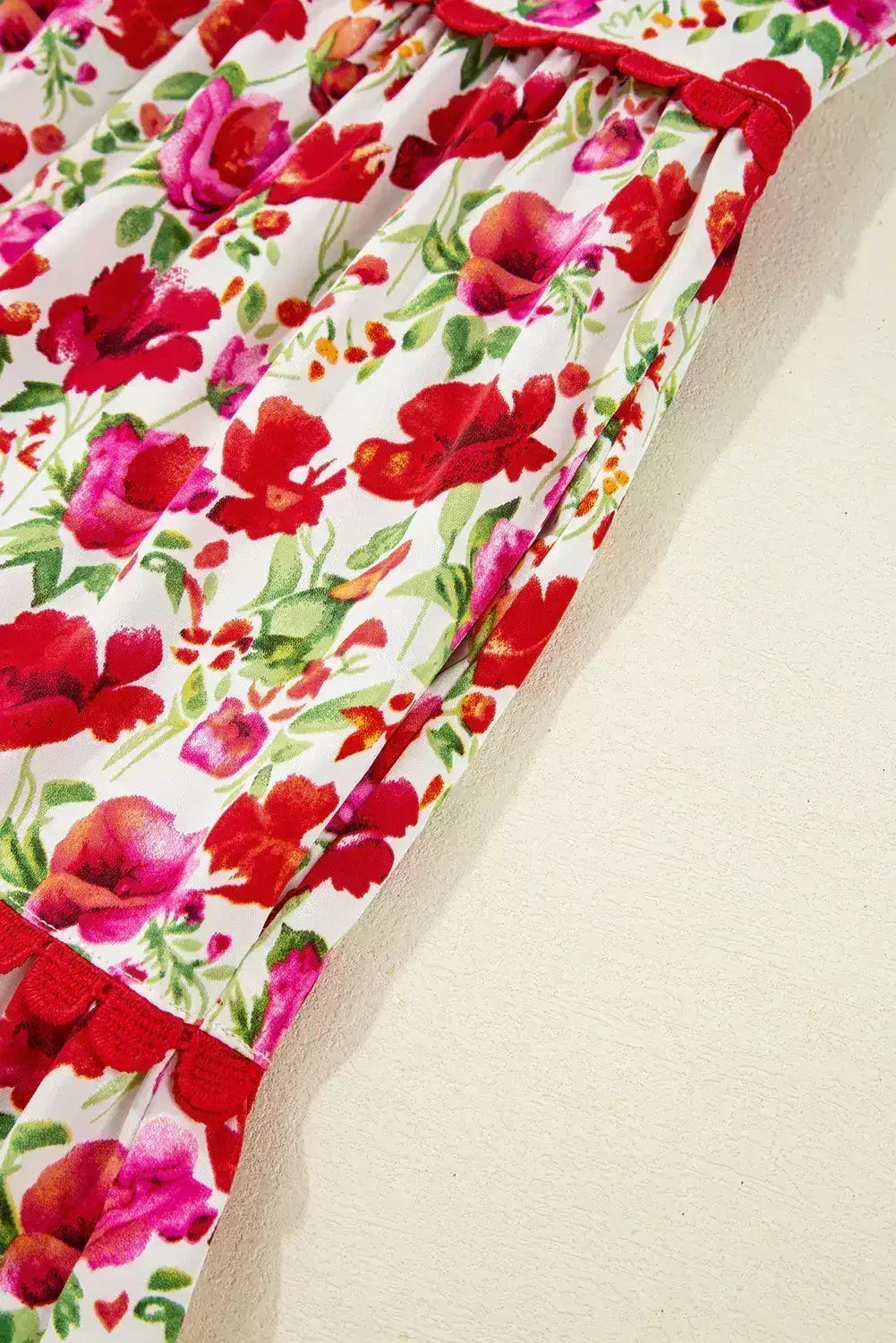 Mini-robe étagée à manches bouffantes florales rouges avec poches et broderies Ric Rac