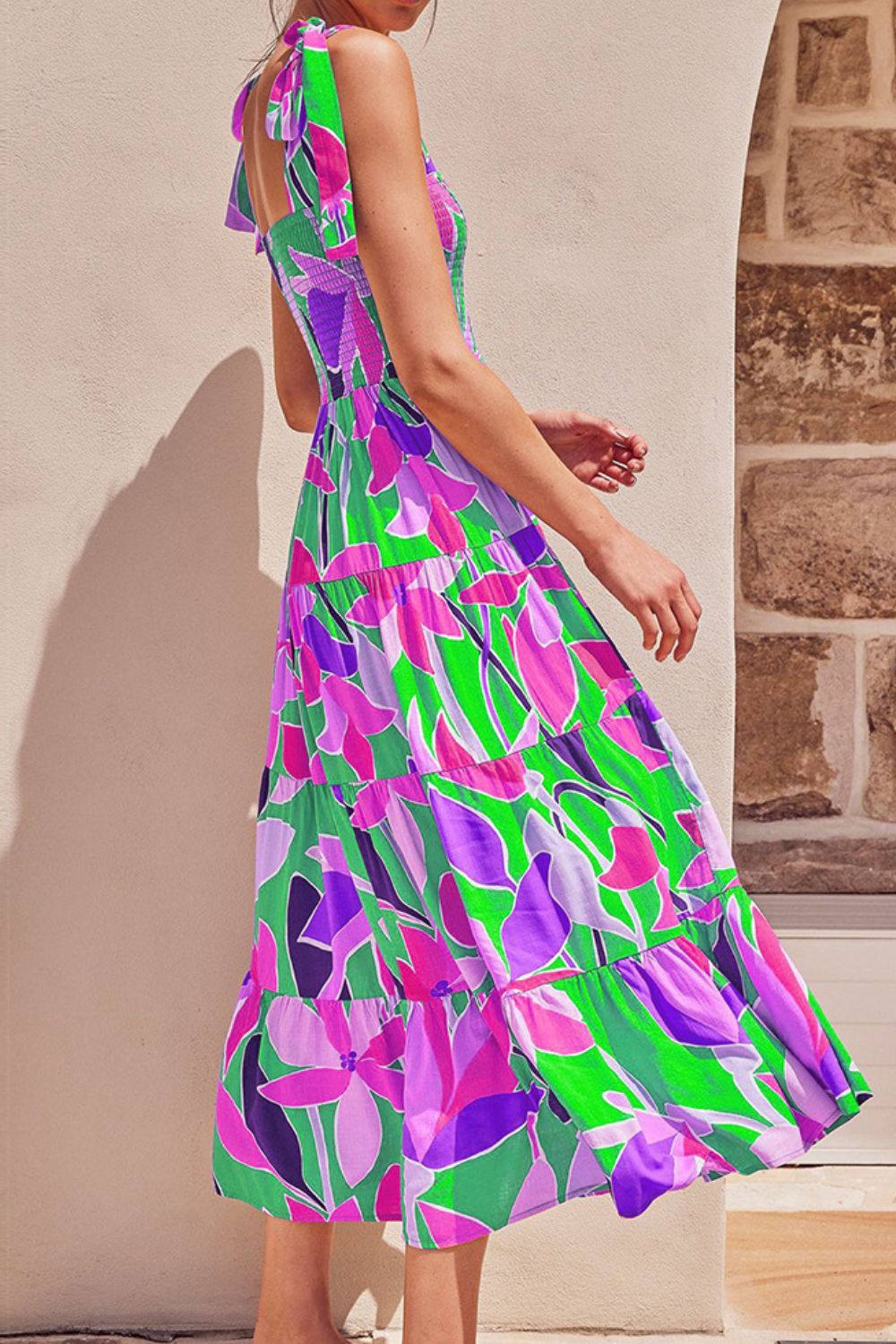 Robe midi longue smockée à fines bretelles et imprimé floral, parfaite pour les vacances et les journées d'été.