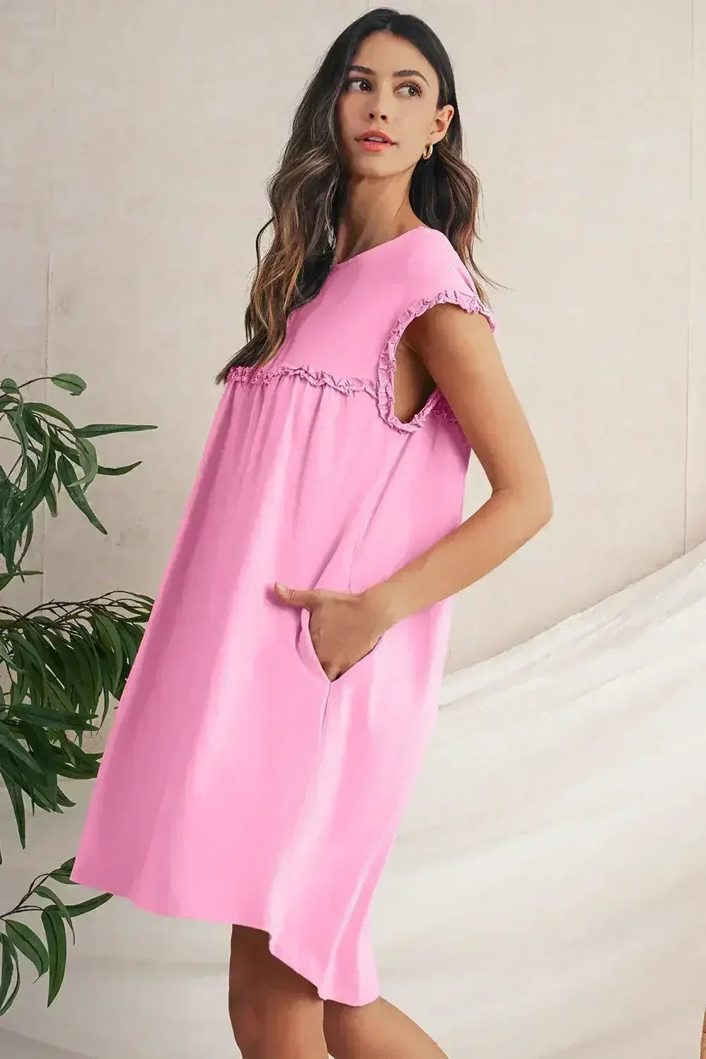 Mini-robe ample col rond à volants couleur avoine