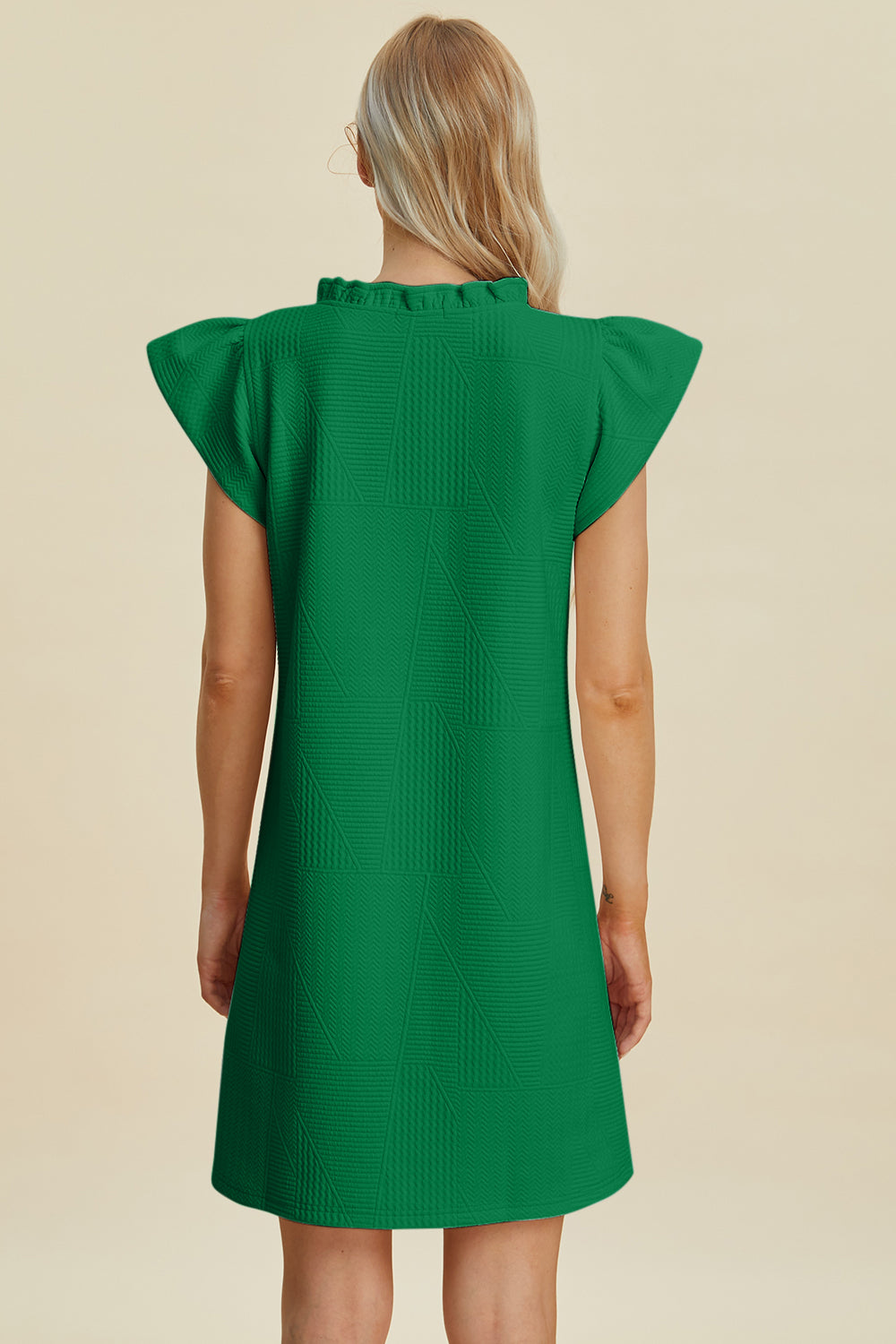 Robe à volants en V à manches courtes grande taille Double Take – Robe à col en V à volants, Robe à manches courtes, Robe élégante à volants, Robe flatteuse à col en V, Robe grande taille élégante, Robe confortable à volants, Robe chic à manches courtes
