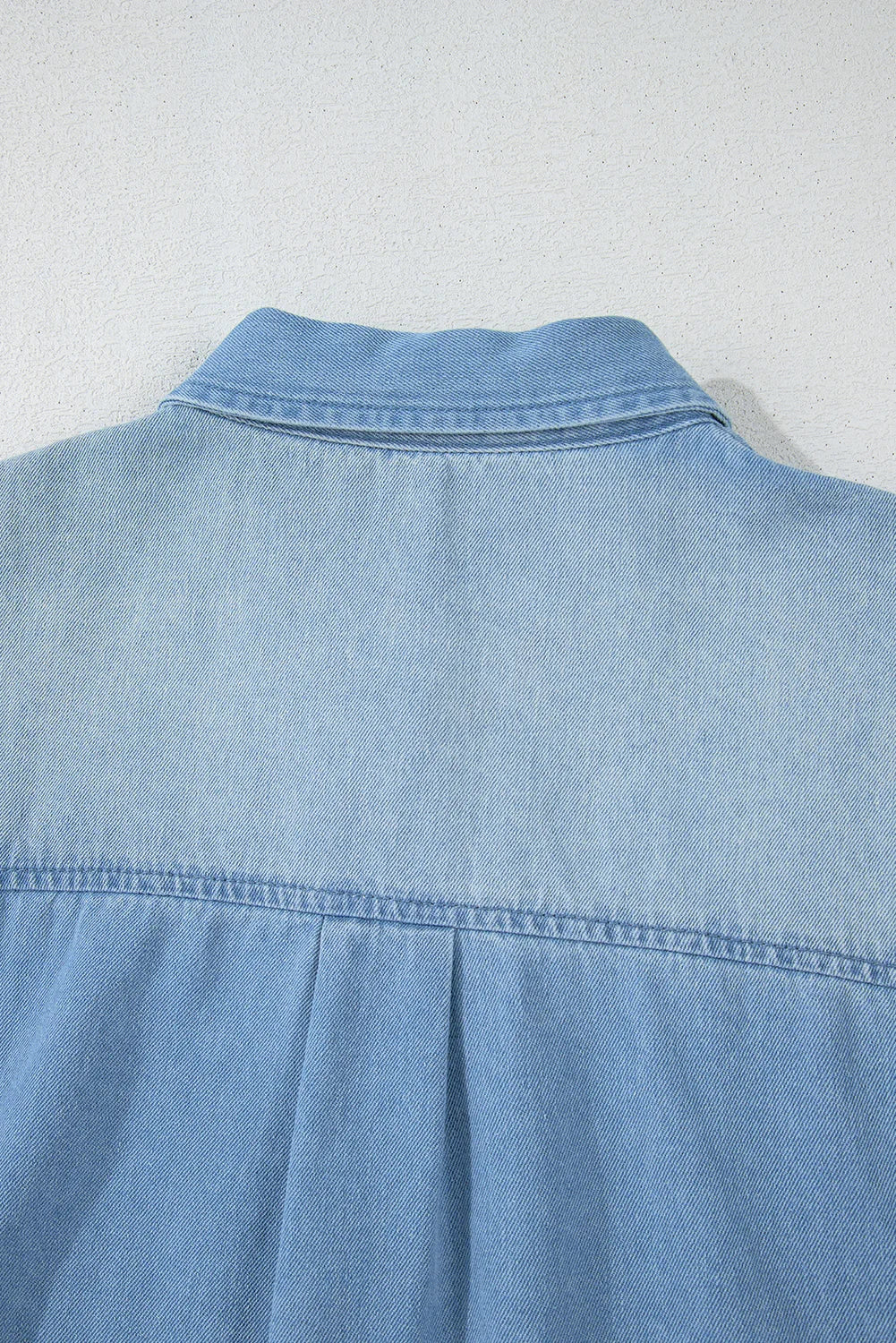 Robe Chemise en Jean Bleu Délavé et Ourlet Brut Beau