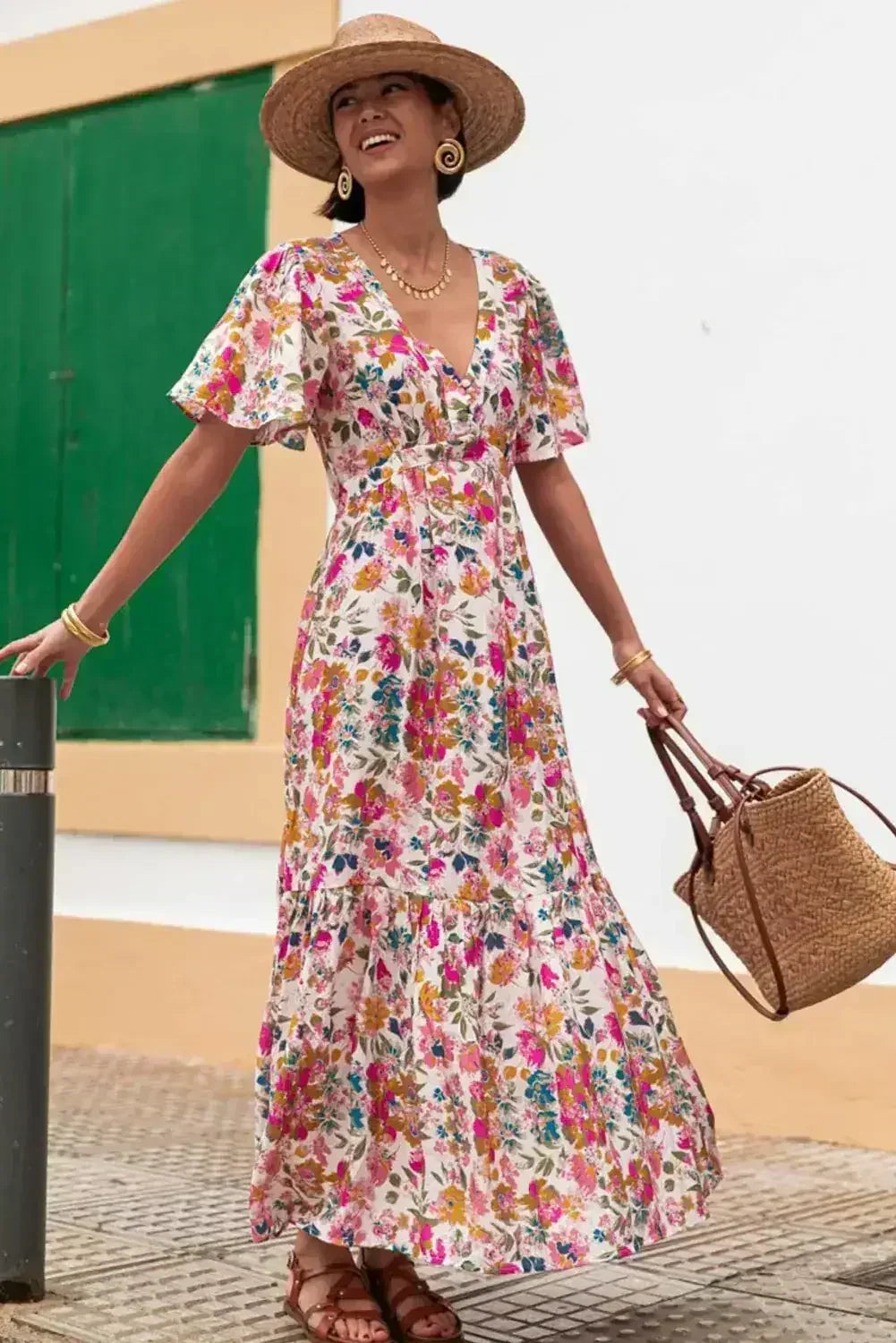 Robe longue rouge fleurie à manches courtes, col en V et taille haute