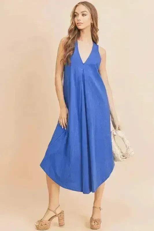 Robe midi sans manches à col en V et plis sur le devant Aemi + Co