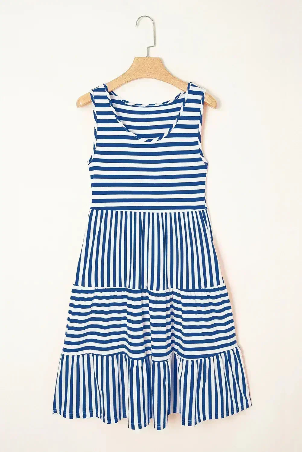 Mini-robe ample sans manches à col en U et rayures noires