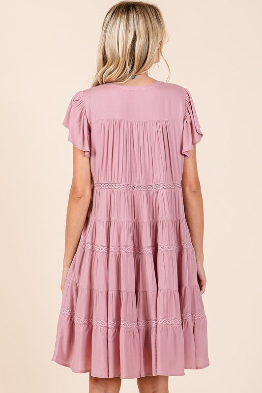 Robe superposée boutonnée à volants et détails en dentelle pour femme – Design romantique, vaporeux, délicat, féminin et élégant