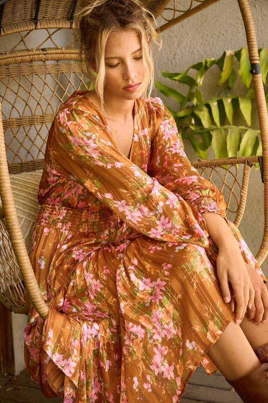 Robe longue d'été smockée à rayures lurex en satin imprimé floral – Robe longue élégante, Robe en satin lurex, Robe florale, Robe à taille smockée, Robe longue romantique, Robe de cérémonie