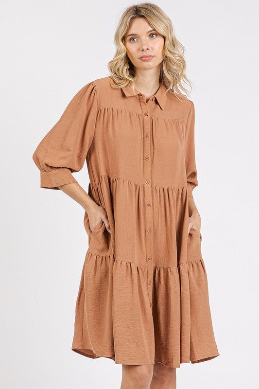 Robe Chemise Étudiée à Col et Niveaux avec Boutons – Robe sophistiquée et polyvalente avec des détails boutonnés classiques et une silhouette à niveaux flatteuse