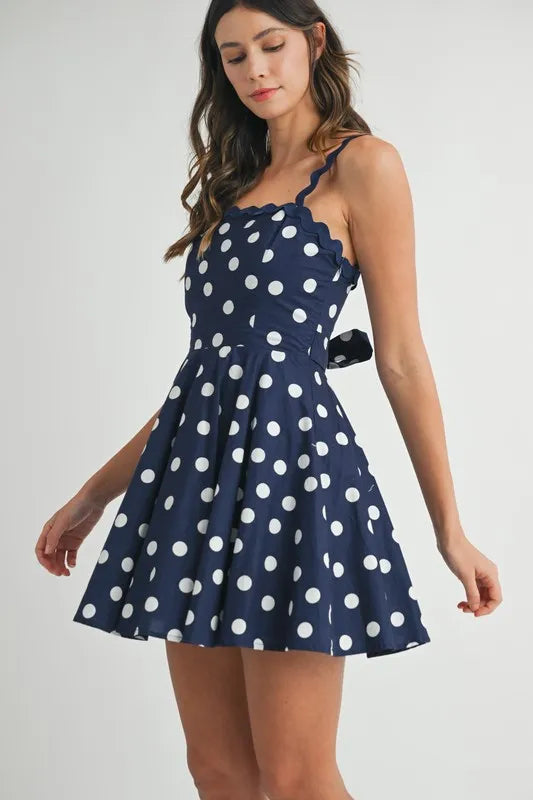 Mini-robe à pois avec bretelles festonnées pour femmes - Design ludique à pois, garniture festonnée unique, mini-robe fluide et chic pour les événements décontractés ou estivaux