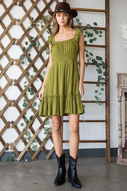Robe sans manches à volants et taille froncée