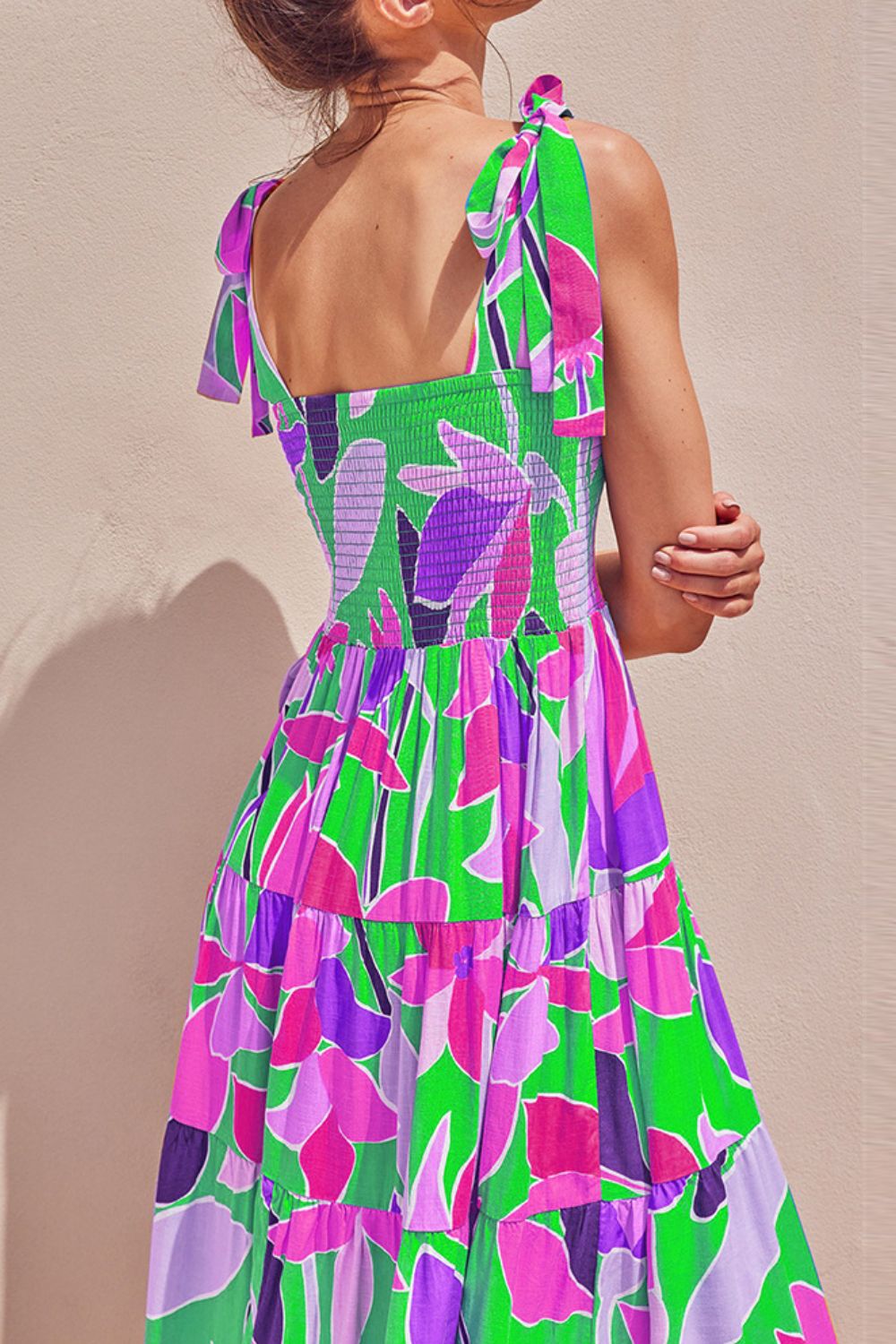 Robe midi longue smockée à fines bretelles et imprimé floral, parfaite pour les vacances et les journées d'été.