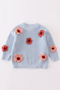 Pull bleu avec broderie florale faite à la main