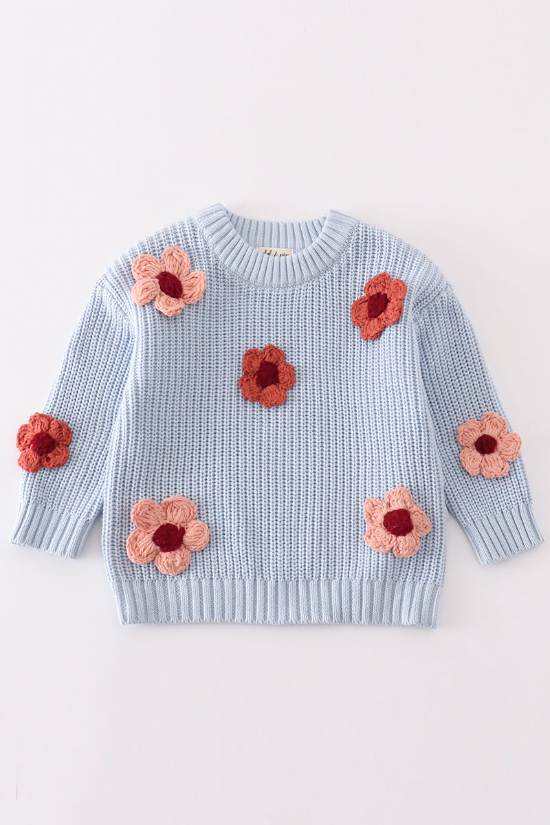 Pull bleu avec broderie florale faite à la main
