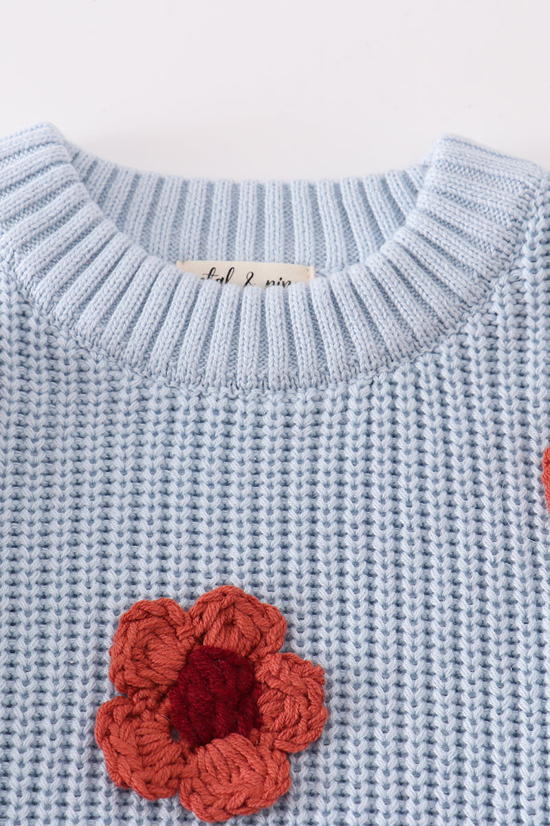 Pull bleu avec broderie florale faite à la main