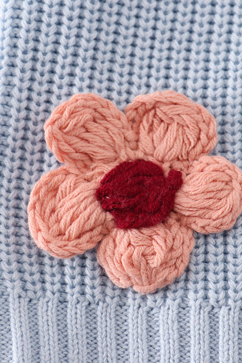 Pull bleu avec broderie florale faite à la main