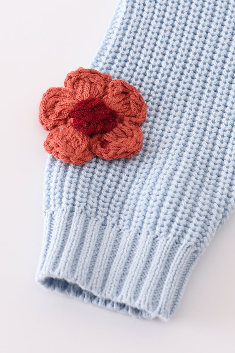 Pull bleu avec broderie florale faite à la main