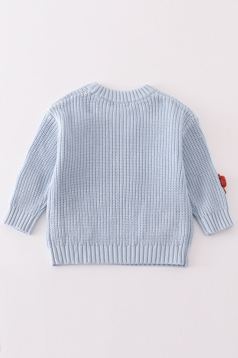 Pull bleu avec broderie florale faite à la main