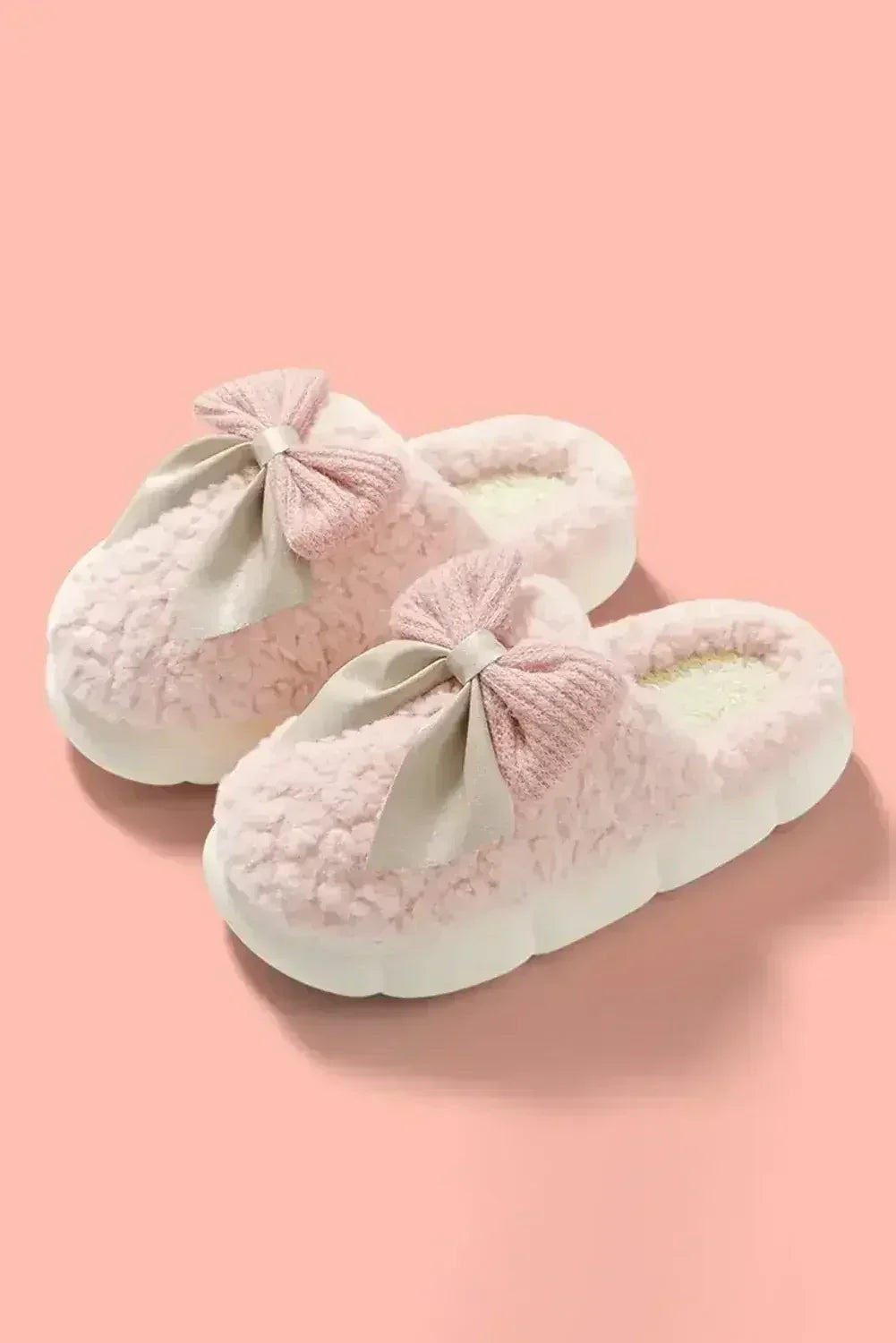 Pantoufles d'hiver en peluche à nœud et applique, contraste blanc
