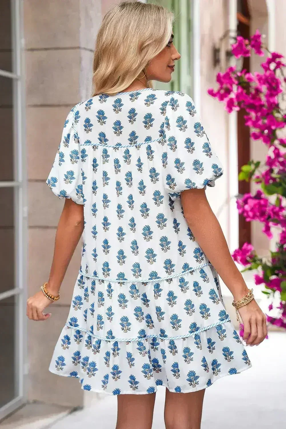 Mini-robe étagée à manches bouffantes et imprimé floral bleu ciel