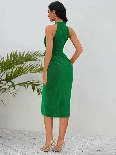 Robe sans manches à col montant, froncée et fendue