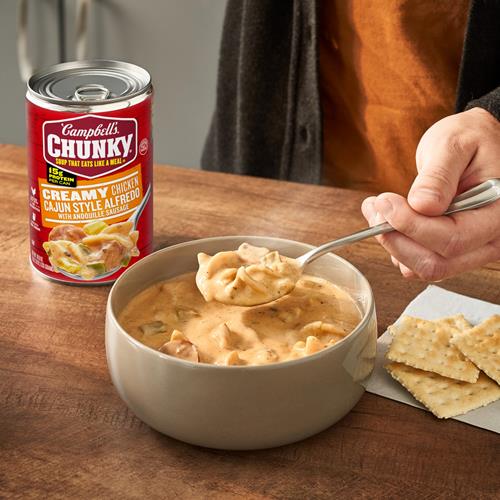 Soupe crémeuse Alfredo au poulet cajun Campbells Chunky avec saucisse Andouille, boîte de 533 g