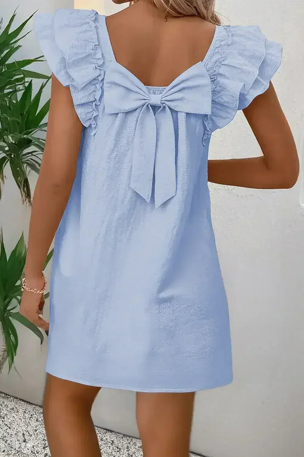 Robe Courte Rose Clair Texturée à Manches Volantes, Col Carré et Nœud au Dos