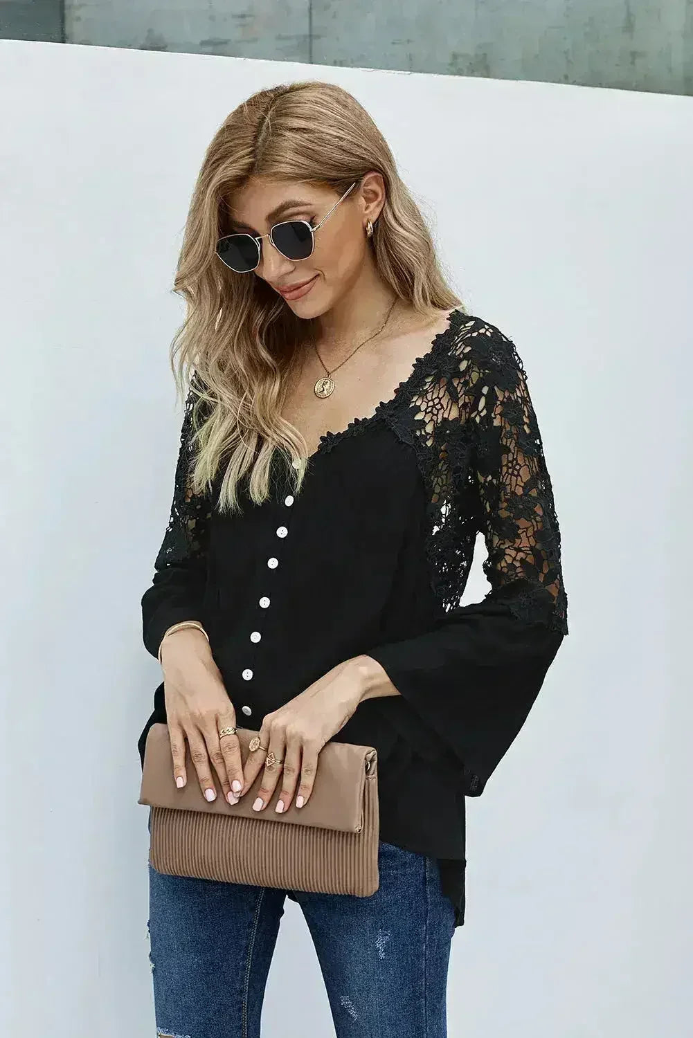 Chemisier noir en dentelle au crochet - Haut à manches cloche ¾ boutonné pour femme | Femstylo