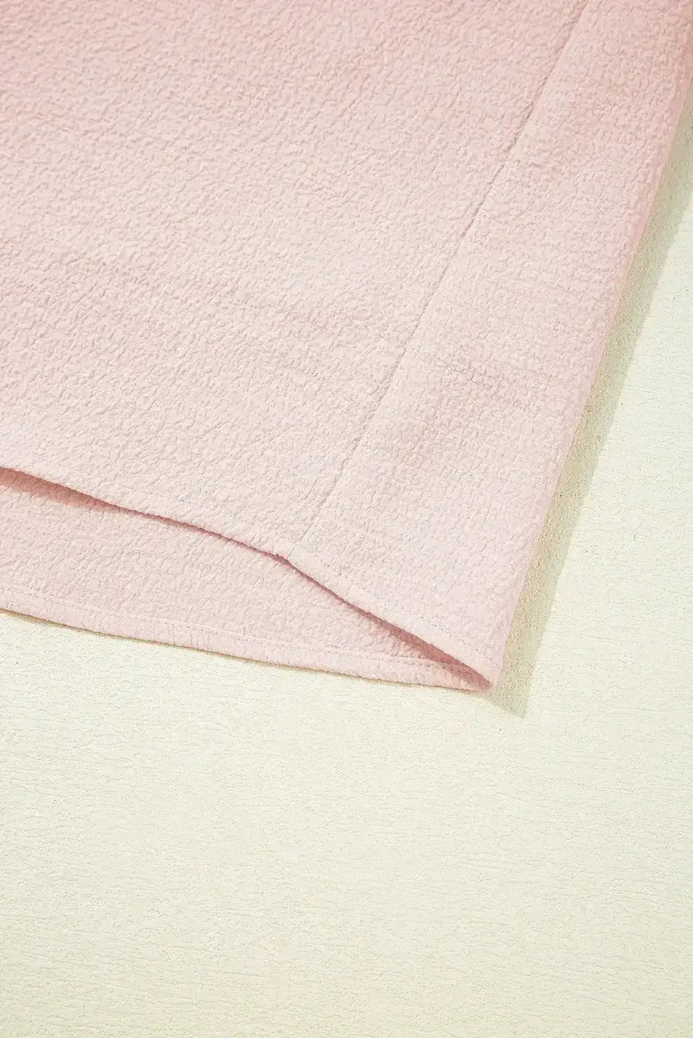 Robe Courte Rose Clair Texturée à Manches Volantes, Col Carré et Nœud au Dos