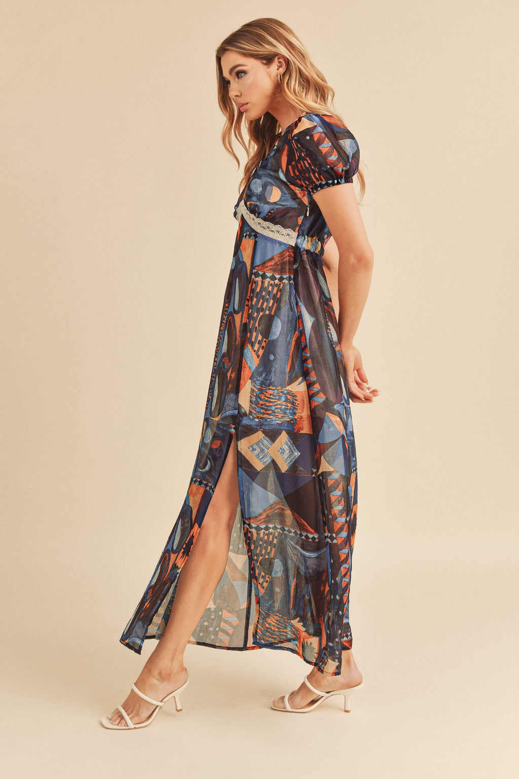 Robe longue confortable à manches courtes pour femme avec fente et imprimé géométrique détaillé en dentelle, dentelle élégante, fente séduisante, imprimé géométrique sophistiqué pour occasions décontractées et habillées