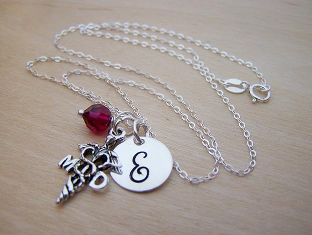 Collier MD personnalisé avec initiale et pierre de naissance – Cadeau pour médecin en argent sterling – Collier avec pendentif médical – Cadeau de fin d'études pour médecin