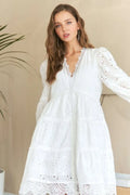 Robe babydoll à volants et détails en dentelle et œillets avec col en V pour femme – Robe bohème chic féminine, vaporeuse, dentelle et œillets élégants