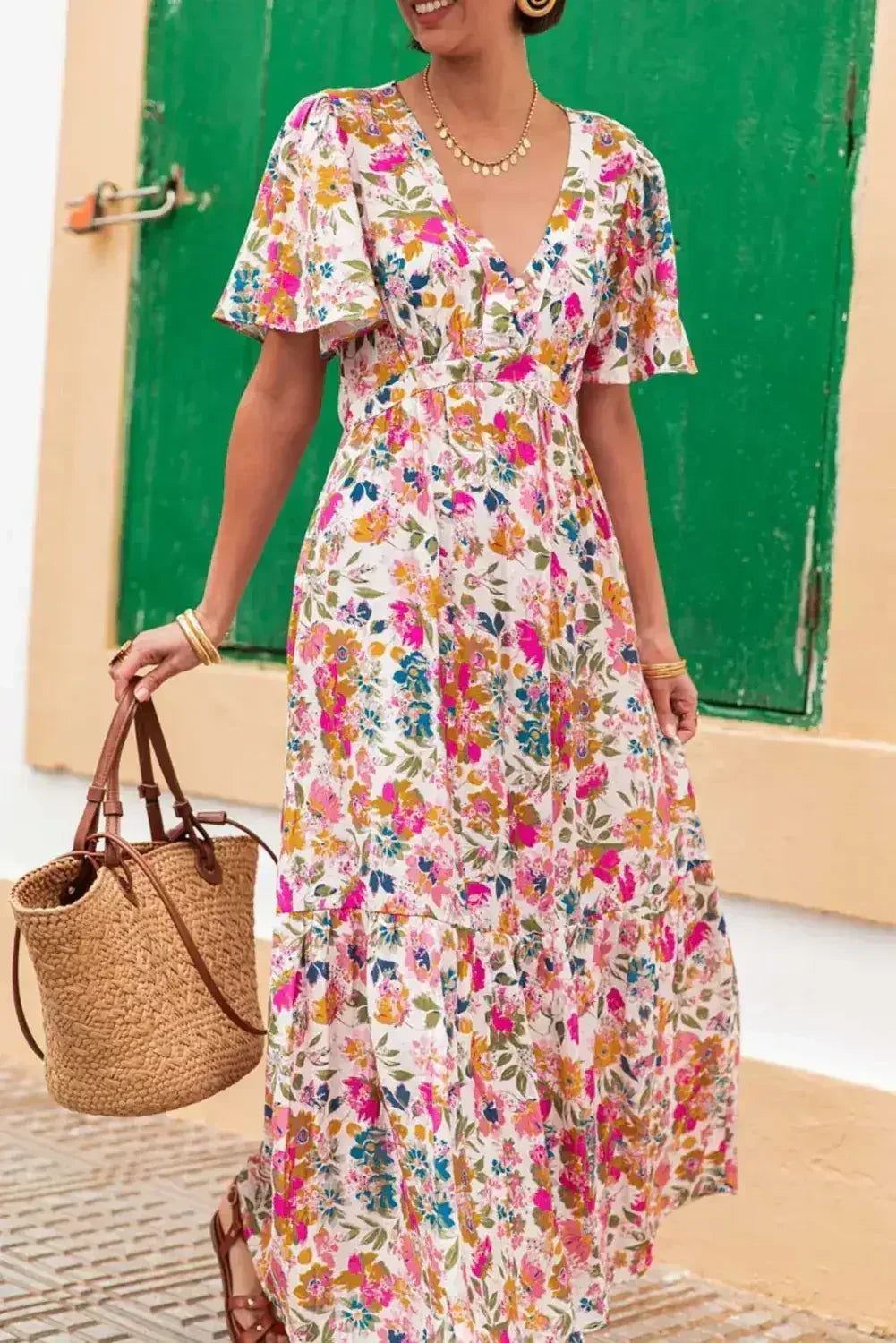 Robe longue rouge fleurie à manches courtes, col en V et taille haute