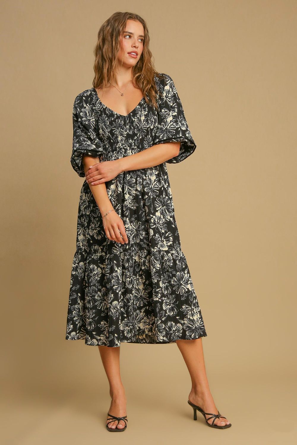 Robe à Imprimé Floral avec Ourlet Volanté et Col en V – Robe Imprimée Florale, Robe à Col en V avec Ourlet Volanté, Robe Fleurie Féminine, Robe Élégante à Col en V, Robe Coquette à Ourlet Volanté