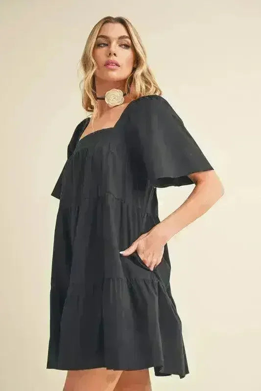 Robe étagée à encolure carrée et manches courtes Aemi + Co