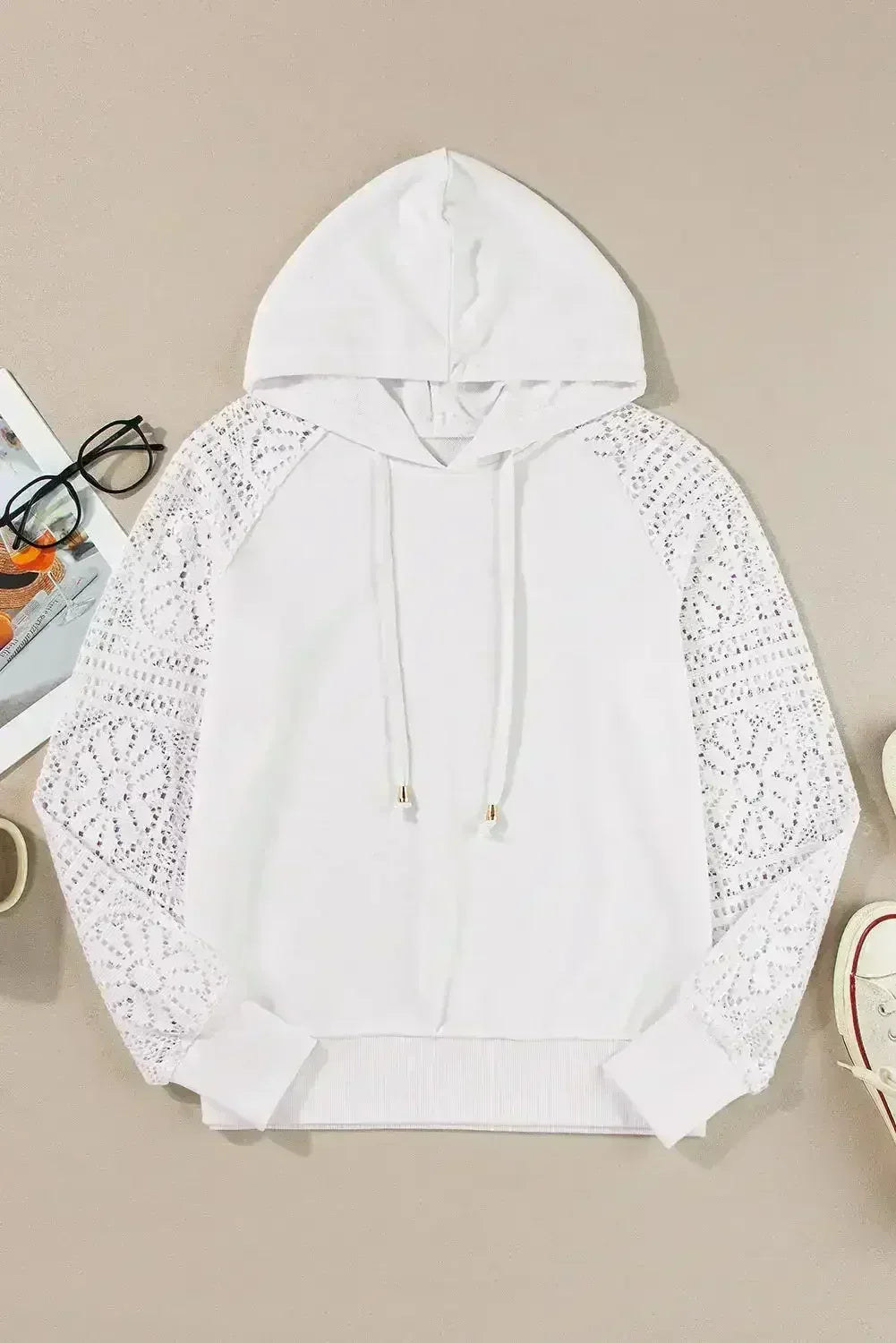 Sweat à capuche à cordon avec manches patchwork en dentelle blanche