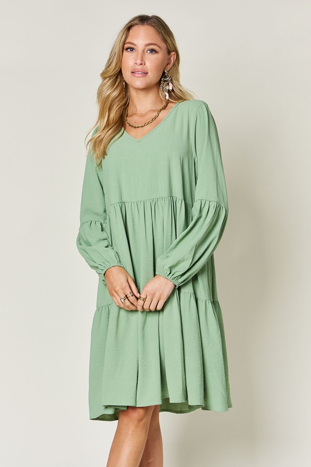 Robe décontractée élégante et confortable avec poches, encolure en V, manches, double épaisseur, superposition et superposition vert clair.