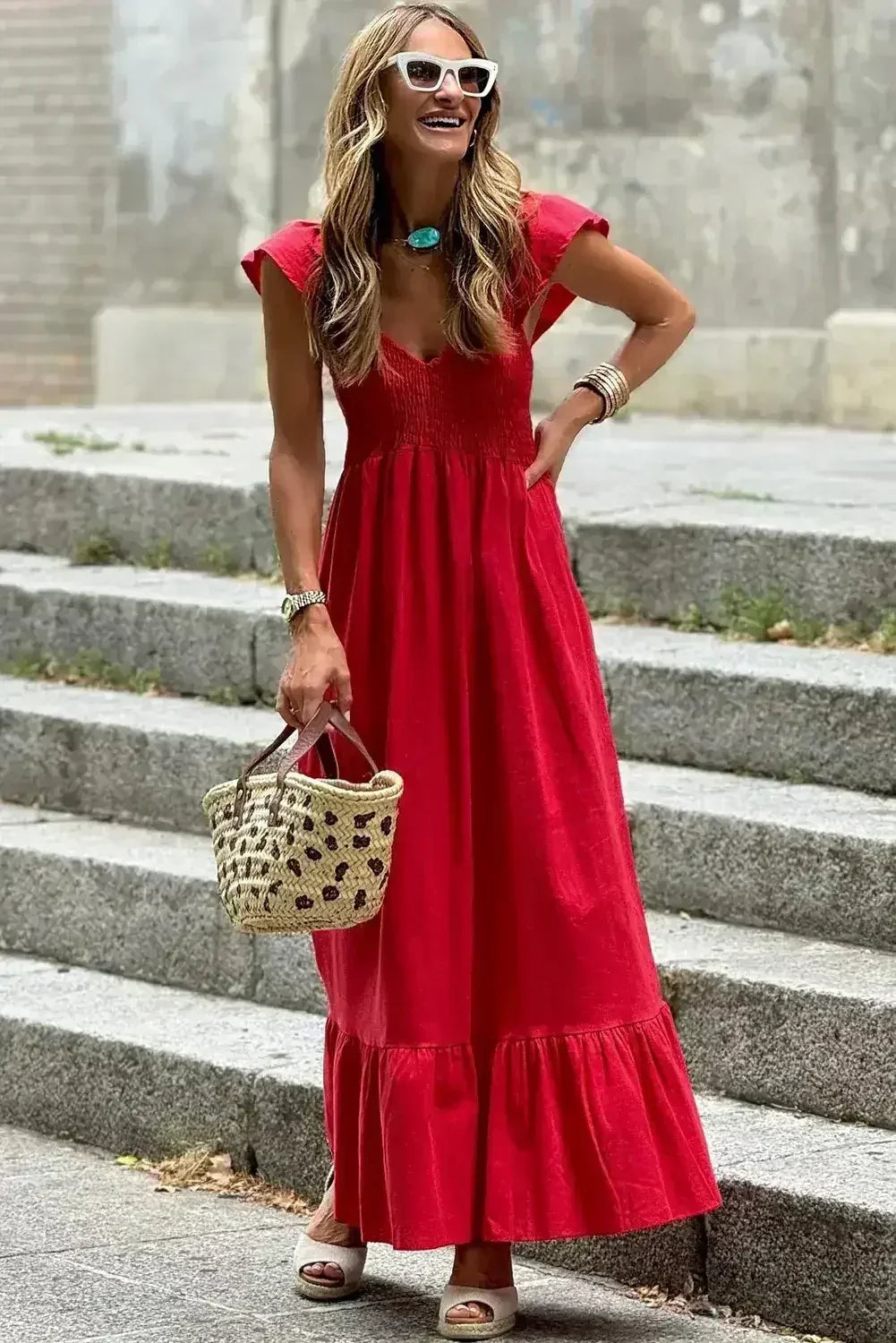 Robe longue noire à volants, col en V, taille haute et buste smocké