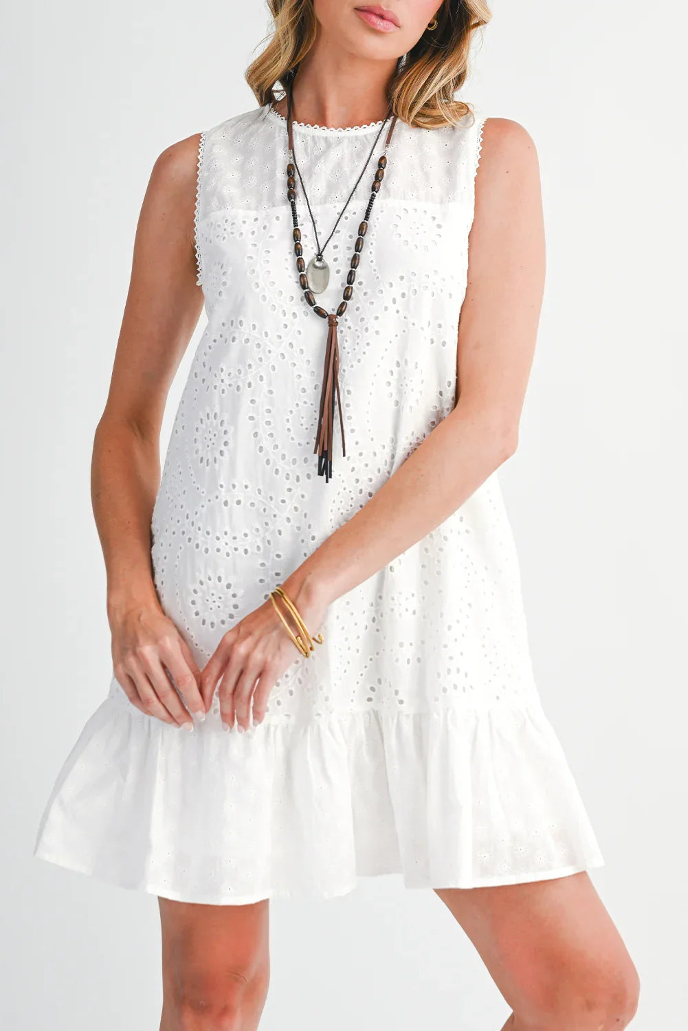 Robe droite sans manches brodée à œillets et motifs floraux blancs