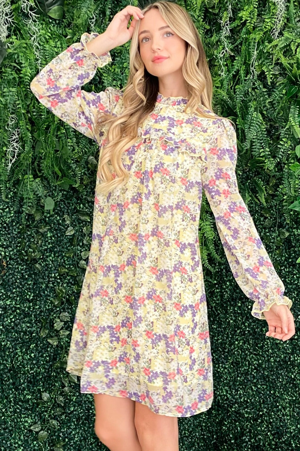 Robe d'été fleurie à col montant et manches à volants – Robe à col montant, Robe à manches à volants, Robe à motifs floraux, Robe florale élégante, Robe sophistiquée