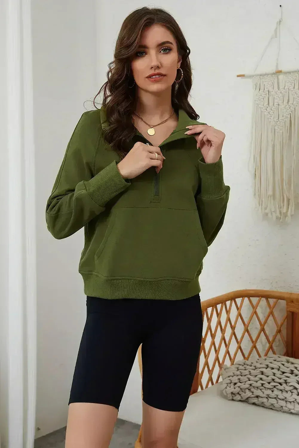 Sweat-shirt à col montant zippé quart, couleur vert mousse, avec poche kangourou
