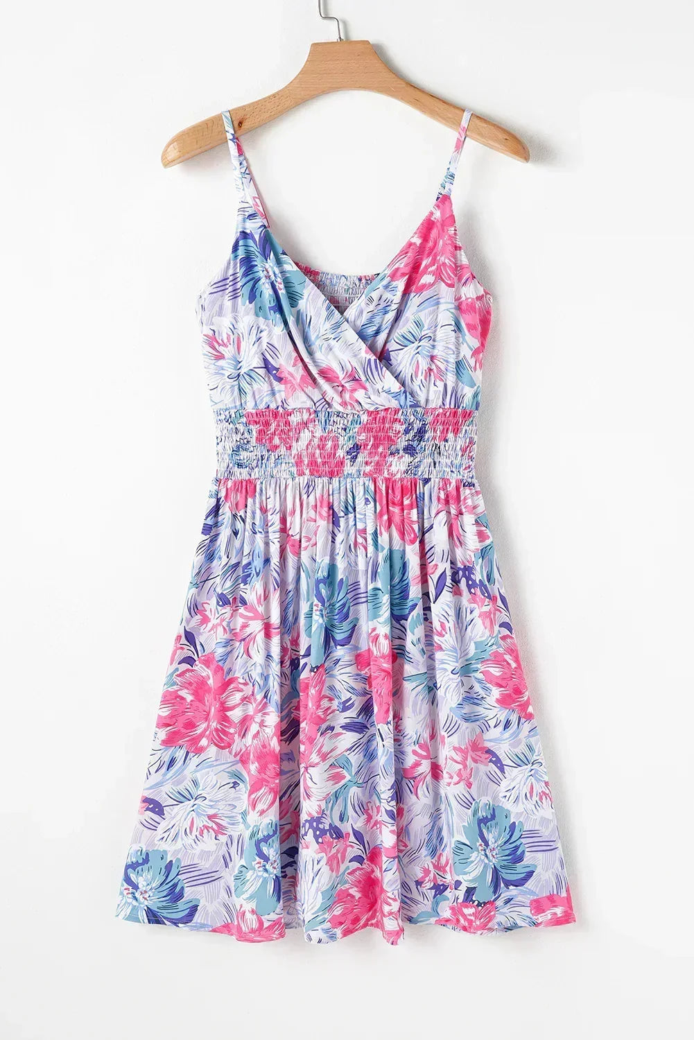 Mini-robe rouge fleurie à fines bretelles, décolleté cache-cœur et taille froncée